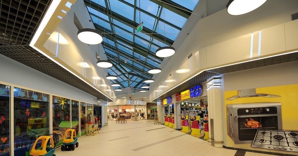 Remodeling CH Auchan - Poznań/Swadzim (4000 m2) skucie i wymiana płytek ceramicznych; wymiana gzymsu