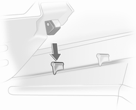 Schowki 69 3-drzwiowy samochód osobowy Unieść tylną część osłony, aż nastąpi wypięcie z zamocowania, a następnie wsunąć w dół w prowadnice za oparciami siedzeń.