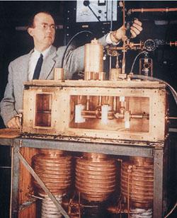 Lasery półprzewodnikowe MASER (Microwave Amplification by Stimulated Emission of Radiation) - urządzenie wzmacniające mikrofale za pomocą emisji wymuszonej promieniowania elektromagnetycznego.