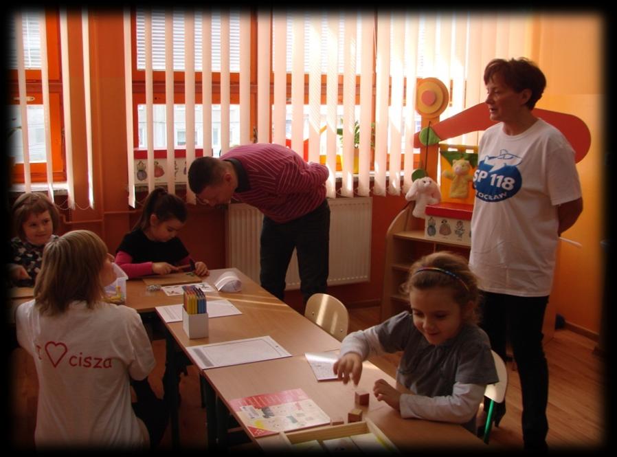 Większość wychowawców oddziałów przedszkolnych posiada dodatkowe kwalifikacje np.: do nauczania j. angielskiego, j. rosyjskiego, j. migowego, logopedii. Nauczyciele chętnie podejmują nowe wyzwania.