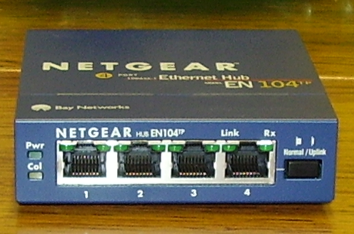 Urządzenia sieciowe (3) Koncentrator (ang. hub) dziś już nie stosowane sieciowe urządzenie służące do realizacji połączeń między komputerami w sieciach Ethernet opartych na topologii gwiazdy.
