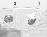 Pielęgnacja samochodu 201 Wymiana piór wycieraczek Unieść ramię wycieraczki do pozycji pionowej, a następnie wcisnąć przycisk w celu odblokowania i zdjęcia pióra.