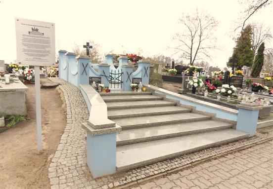 1 2 3 4 5 1. Pomnik poświęcony pamięci obrońców Niewolna i Trzemeszna 2. Obelisk upamiętniający mord 27 Polaków i Żydów w Kociniu 3.