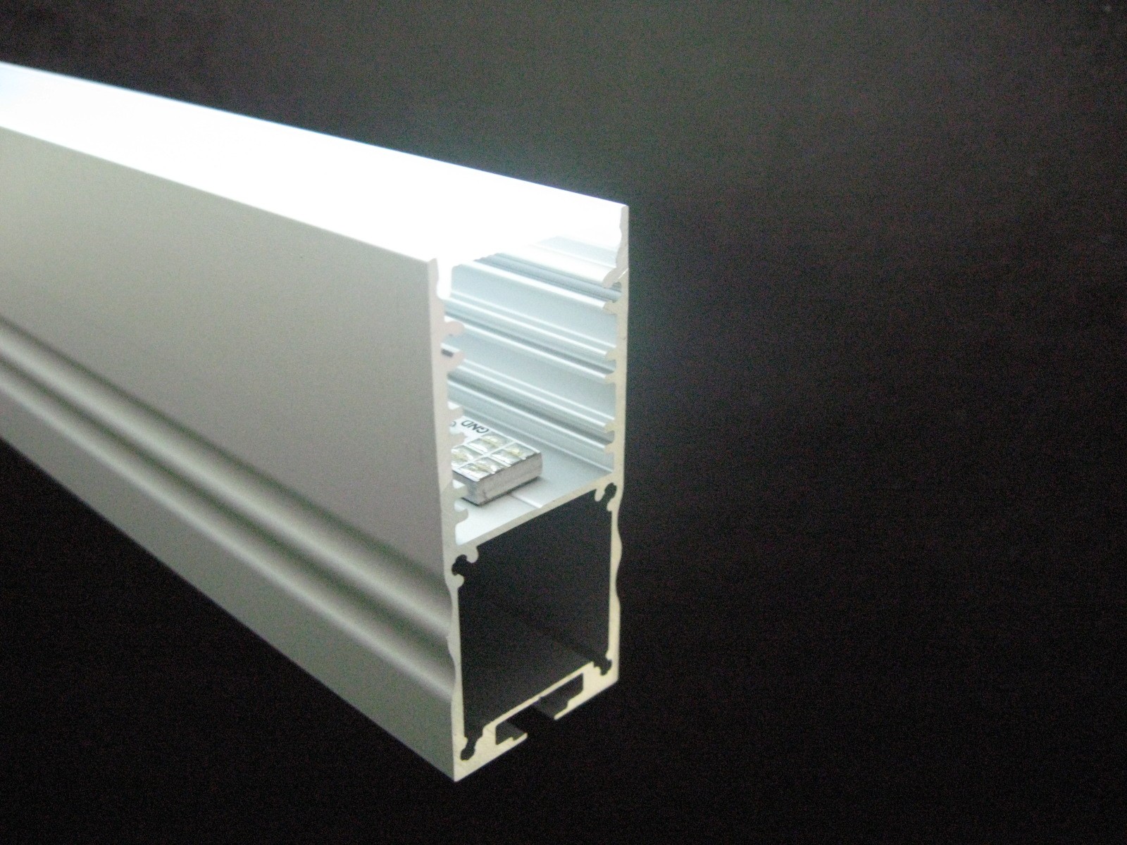 P4922XX Bestseller! Jest to niewielki profil (9x15mm) dostosowany do najwęższych modeli pasków LED (6 mm).