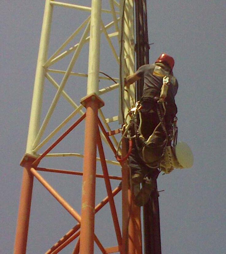Installer Friendly Extremely light weight: 3 Kg (radio + antenna) Can be carried up the mast on installers belt saving time and