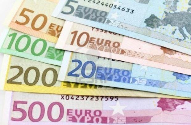 4MONETY: awers jest wspólny, rewers projektowany przez poszczególne kraje 4BANKNOTY: nie ma symboli krajowych Euro wspólna waluta obowiązuje w całej STREFIE EURO Kraje STREFY EURO (17: Belgia, Niemcy.