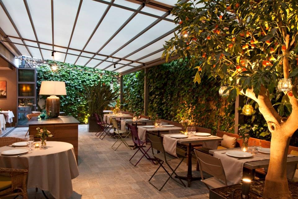 WYŻYWIENIE WINDSOR Restauracja zlokalizowana jest w modernistycznym budynku, w bliskiej odległości od ulicy La Rambla.