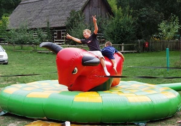 Dmuchane Rodeo Każdy może zostad kowbojem z różnym skutkiem, lecz nie ma obawy lądowanie jest miękkie.