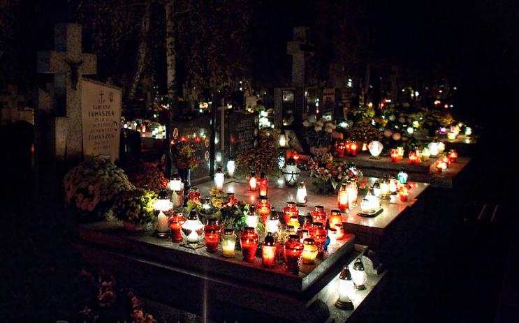 pamiętajmy o naszych bliskich Wszystkich Świętych to dzień, w którym wspominamy zmarłych. Święto to ma wymiar społeczny, a ustanowił je papież Grzegorz IV w 837 roku.