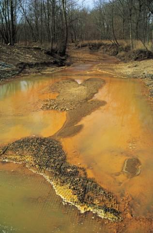 Bioługowanie niekontrolowane groźne zjawisko AMD (acid mine drainage) Wypływy kwaśnych wód ze starych wyrobisk i hałd