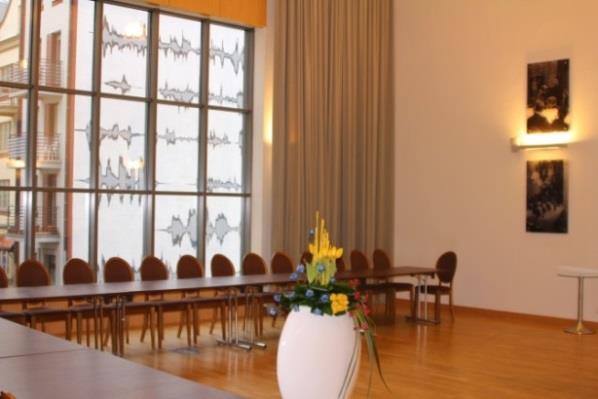 Sala Konferencyjna C o powierzchni 92 m 2 dla 40-50 osób (poziom 1) Salę tą wyposażono w stoły i krzesła z przeznaczeniem dla ok. 40 osób, które standardowo ustawiono w podkowę.