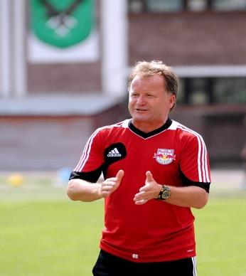 MAREK WANIK Trener i wykładowca w Niemieckim Związku Piłki Nożnej. Trener z licencją UEFA- PRO. Od 25 lat pracujący w Niemczech, należący do Rady Trenerów Dolnej Saksonii. Uznany m.in.