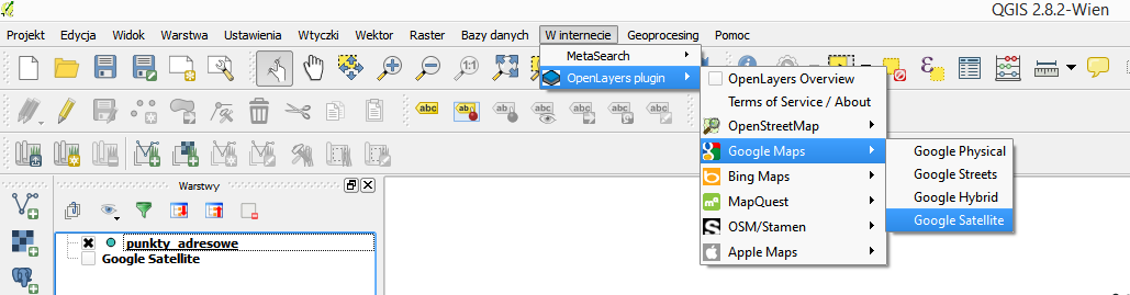 Po wybraniu tej opcji, automatycznie tworzy się kolejna warstwa w projekcie, tworzy się ona jednak nad warstwą z punktami adresowymi, należy przeciągnąd warstwę Google Satellite pod warstwę z