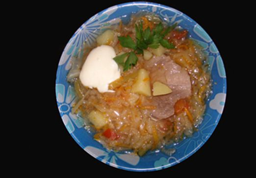 СУПЫ - ZUPY Jeśli chodzi o tradycyjne rosyjskie zupy to należy wymienić: щи, борщ, окрошку, солянку, уху.