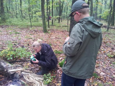 Kiedy ktoś znalazł stworzenie żyjące pod korą, musiał je zidentyfikować i wiele się o nim dowiedzieć, aby wypełnić ankietę.