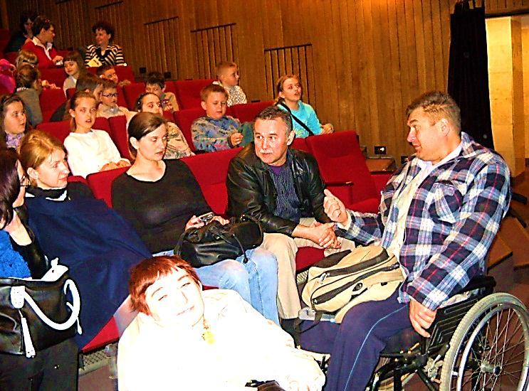 25 kwietnia uczestnicy i kadra Warsztatów oraz osoby z niepełnosprawnością ze Stowarzyszenia TĘCZA były razem w Radomiu w Teatrze Powszechnym na spektaklu pt. Alicja w krainie czarów.