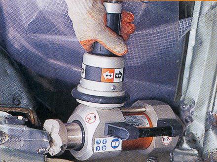 23): 1 końcówki robocze 2 tłoczyska siłownika 3 korpus cylindra siłownika 4 mechanizm sterujący 5 rękojeść 6 szybkozłącze systemu jednowężowego 24.