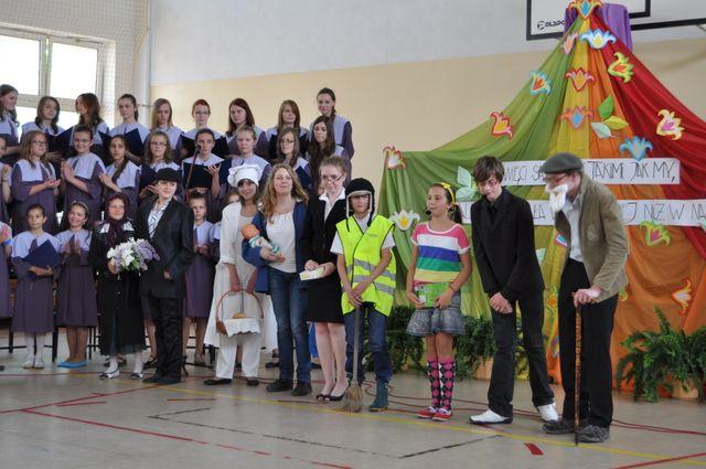 Przedstawienie teatralne Świętym być z okazji wizyty w naszej szkole biskupa płockiego Piotra Libery.