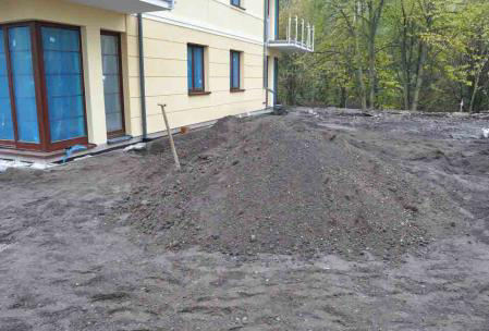 Błędy wykonawcze Brak nale ytej opieki nad materiałem ro linnym, zwłaszcza jeszcze przed jego posadzeniem Złe wpusty i zwykła ziemia zamiast substratu dachowego powoduje