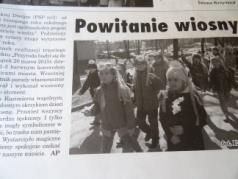 Stoisko z prasą bankową oraz ulotkami zachęcającymi do zakładania kont w celu rozbudzenia zainteresowania tematyką ekonomiczną oraz zachęcenia do systematycznego oszczędzania.