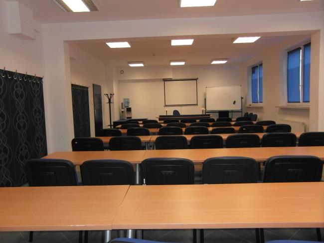 Sala o powierzchni 80m2 wyposażona w ręczny system zaciemnienia,