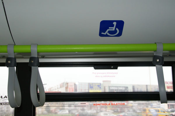 iż bez odpowiednio wysokich przystanków, samodzielny wjazd osoby na wózku nadal będzie utrudniony. 4. OZNAKOWANIE wewnątrz. Miejsce na wózek inwalidzki jest dobrze oznaczone.