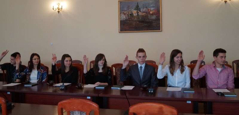 POSIEDZENIE MŁODZIEŻOWEJ RADY MIEJSKIEJ W SZPROTAWIE 14.02.2013 r. podczas obrad powołano stałe komisje, ustalono ich nazwy, ilośd członków i skład osobowy.