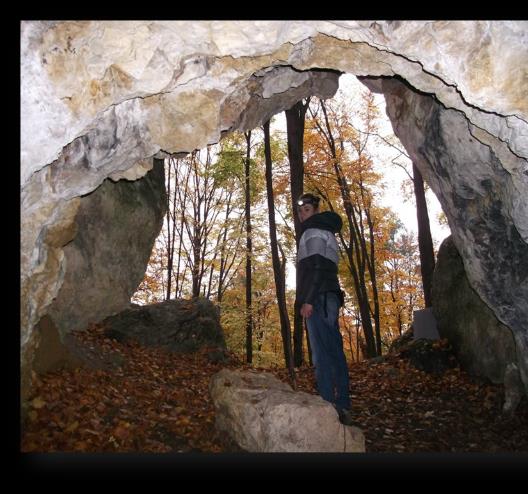 Zwiedzanie jaskiń oraz rezerwatu Sokole Góry Jura to potężny świat podziemnych sal i korytarzy uformowanych w bajkowe kształty. Wiele z ponad 1500 jaskiń jurajskich jest dostępna dla turystów.