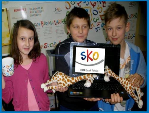 Od samego początku aktywnie prowadzimy blog szkolnej kasy. Byliśmy pierwszą szkołą, która założyła blog na platformie www.szkolneblogi.pl. Do dziś propagujemy w sieci ideę oszczędzania w banku PKO BP.