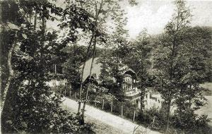 Plac Kuracyjny Zdjęcie wykonane z okna pokoju hotelowego Hotelu Cassino (obecnie Grand Hotel) w kierunku mola i plaŝy, zdjęcie ok 1940 r. (TPS) ul. Moniuszki Molo w latach trzydziestych XX w.