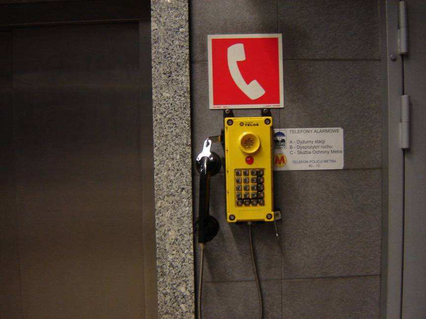 Poprzez telefon alarmowy można uzyskać połączenie z Dyspozytorem Ruchu, Dyżurnym Stacji lub