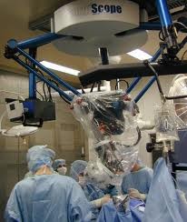 Roboty neurochirurgiczne SurgiScope Wspomaga operacje neurochirurgiczne, Budowa modułowa: Precyzyjne pozycjonowanie robot typu Delta (podwieszany do sufitu sali operacyjnej) 6 stopni