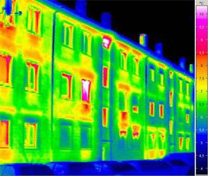 Zakres typowych termograficznych badań budynków obejmuje: badania termiczne ścian zewnętrznych; połączeń balkonów ze ścianami dachów;