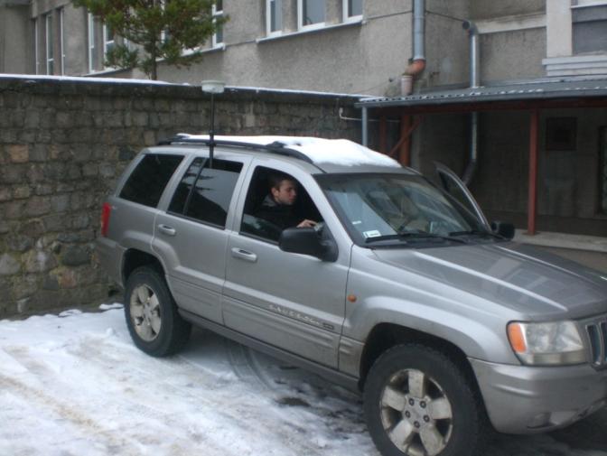 (ze skokiem 10 km/h). Dla każdej prędkości wykonano 5 serii pomiarowych, a wyniki uśredniono. Pojazd z zestawem pomiarowym przedstawia rys. 6.