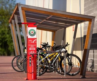 Warto pomyśleć o infrastrukturze obsługi rowerów - miejsce do naprawy, punkt naprawczy, kompresor, podstawowe narzędzia 9 infrastrukturze obsługi rowerów: o wyposażenie każdego parkingu w wieszak do
