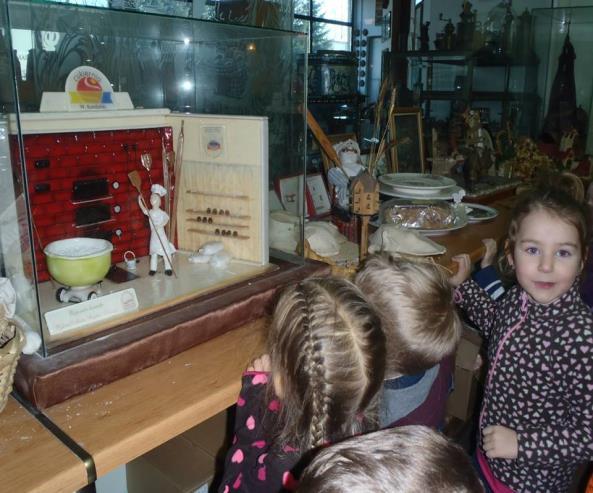 W styczniu br. dzieci z grup: Motylki, Misie, Pszczółki, Biedronki i Słoneczka odwiedziły Dom chleba w Radzionkowie.