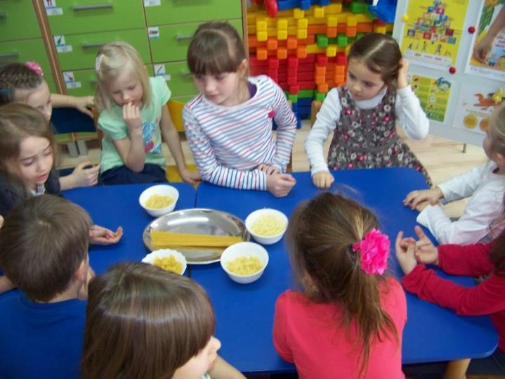 MAKARONY Kolejnym omówionym produktem zbożowym był makaron.