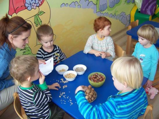 Dzieci dowiedziały się, że korzystniejsze dla zdrowia jest spożywanie garści mieszanki orzechów