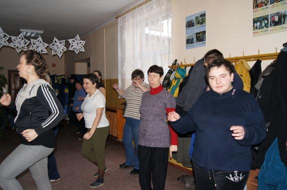 Muzyka i ruch pozwala na: rozładowanie napięcia przy muzyce relaksacyjnej, naukę tekstów i śpiew piosenek, naukę gry na instrumentach muzycznych, taniec terapeutyczny, poprawę samokontroli nad