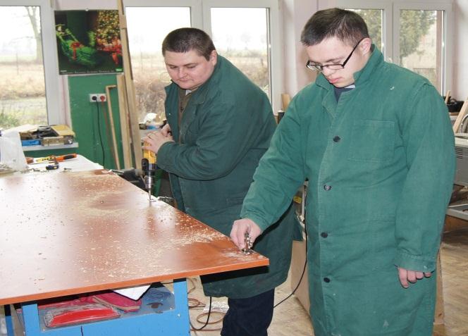 Pracownia pedagogiczno edukacyjna Pracownia umiejętności społecznych Pracownia plastyczno artystyczna Pracownia stolarsko rzemieślnicza W Warsztacie Terapii Zajęciowej w Liszkowie rehabilitacja