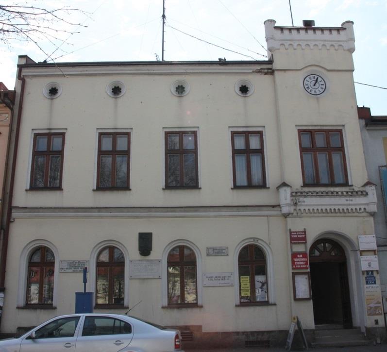 Na uwagę zasługują Kamienica Ślebarskich z początku XIX w (obecnie budynek Sądu Rejonowego) Dawny Ratusz z drugiej połowy XIX w.