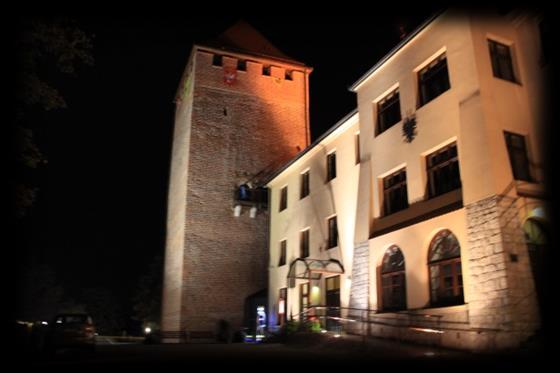 Oświęcimski zamek Pierwotna siedziba kasztelanów oświęcimskich, od XIV wieku siedziba książąt piastowskich. Zamek spłonął w 1503r, odbudowany w XVI wieku z nakazu króla Aleksandra Jagiellończyka.