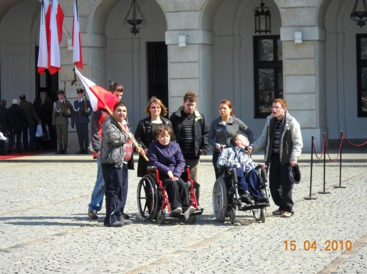 Z pamiętnika ucznia ostatnie pożegnanie W tygodniu ŻAŁOBY NARODOWEJ postanowiliśmy pojechad pod Pałac Prezydencki na ulicę Krakowskie Przedmieście.