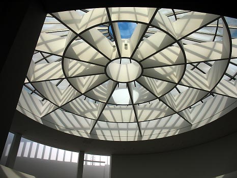 Monachijski Uniwersytet Techniczny, Auditorium Maxi mum, miejsce konferencji Sala posterowa w budynku Uniwersytetu Technicznego, poster prezentujący prace restauratorskie i moderniza cyjne prowadzone