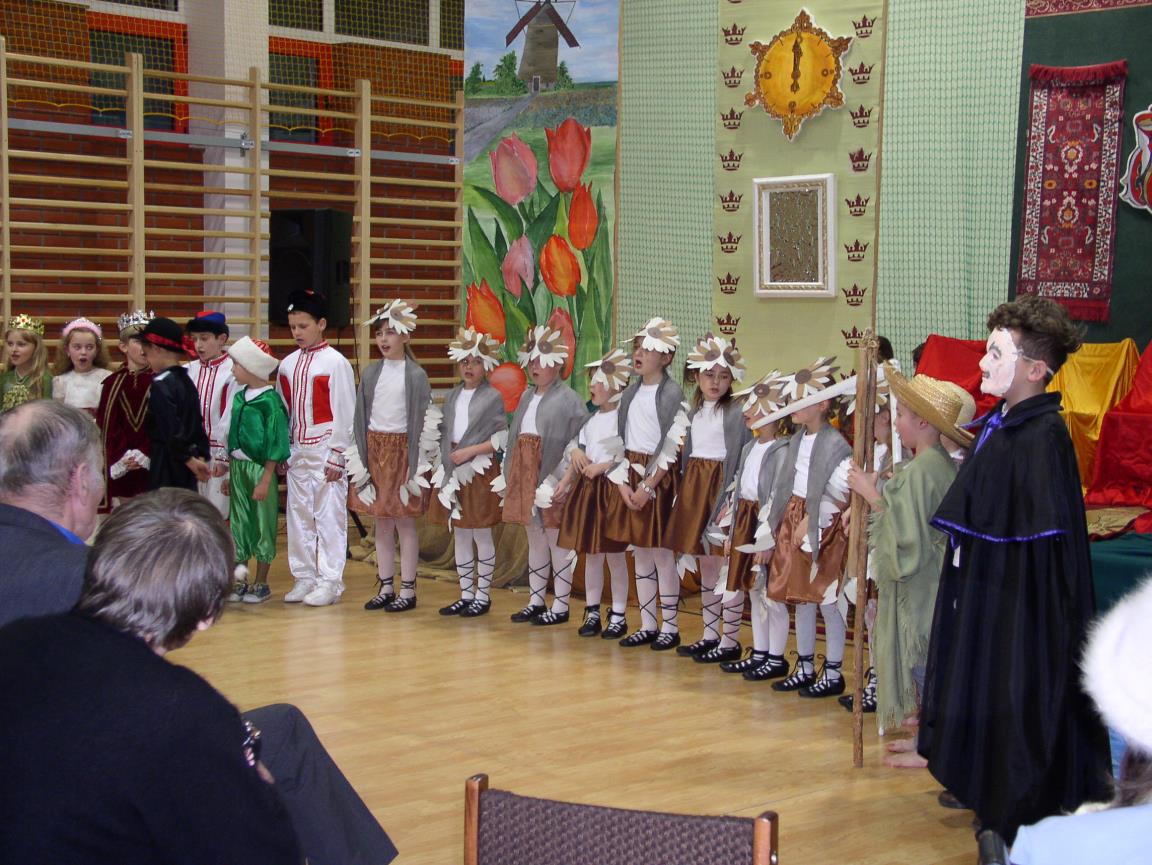 Piosenka Teraz kota poznaliście 8 1. Teraz kota poznaliście, Prawdę o nim odkryliście ten dziwny, kot wspaniały, W swych pomysłach doskonały Ref. Wąsy długie, oczy szare, manier nawet ponad miarę.