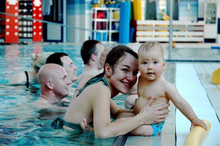 4 rzeczy, które musisz wiedzieć, zanim zapiszesz się ze swoim maleństwem na naukę pływania dla niemowląt Dzieci lubią przebywać w wodzie, co z pewnością możesz zauważyć w czasie wieczornych kąpieli.