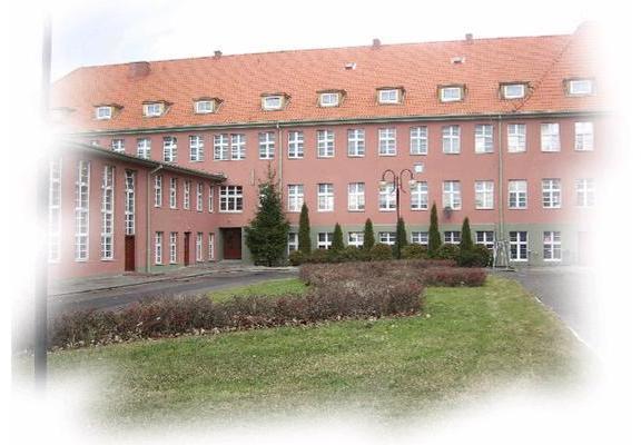 INFORMATOR I LO na rk szklny 2013/2014 ZESPÓŁ SZKÓŁ OGÓLNOKSZTAŁCĄCYCH nr 1 w Kwidzynie I LICEUM OGÓLNOKSZTAŁCĄCE im. dr WŁADYSŁAWA GĘBIKA d. POLSKIE GIMNAZJUM Adres szkły: ul.