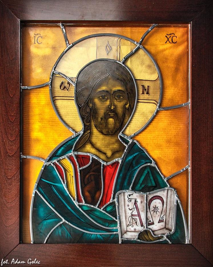 Witraż "Chrystus Pantokrator". Ofiarodawca: Dominik A. Chmielewski artysta plastyk. Ikona, 55 x 68 cm, 2013. Projekt i wykonanie Dominika A.