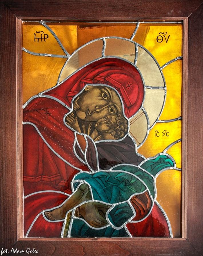 Witraż "Matka Boża z Dzieciątkiem. Ofiarodawca: Dominik A. Chmielewski artysta plastyk. Ikona, 55 x 68 cm, 2013. Projekt i wykonanie Dominika A.