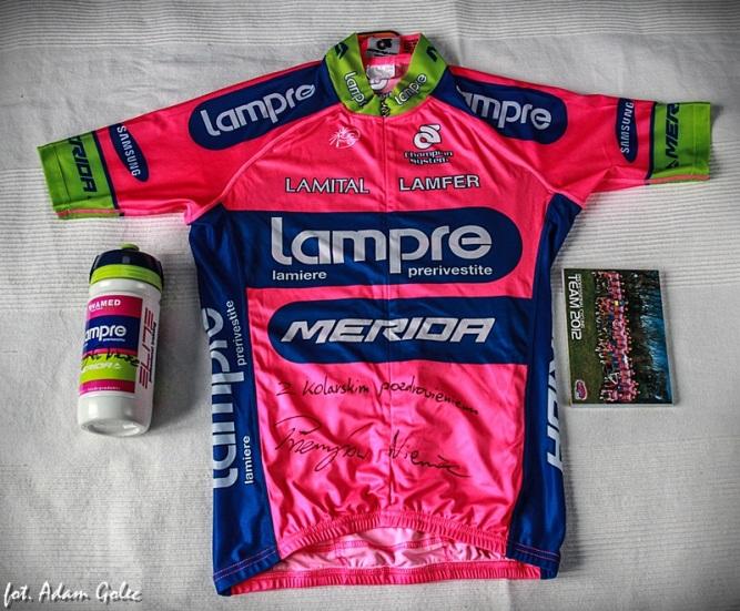 Koszulka kolarska. Ofiarodawca: Przemysław Niemiec kolarz zawodowy. Koszulka Przemysława Niemca z zawodowej grupy Lampre-Merida.